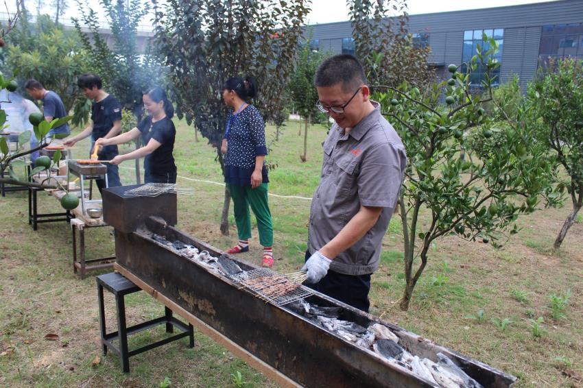 我司举行中秋节烧烤会餐活动